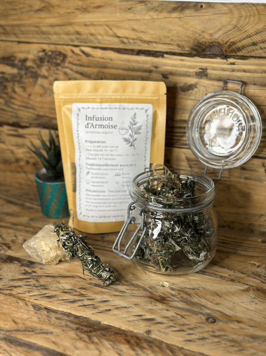 Infusion d’armoise et bâtonnets de fumigation