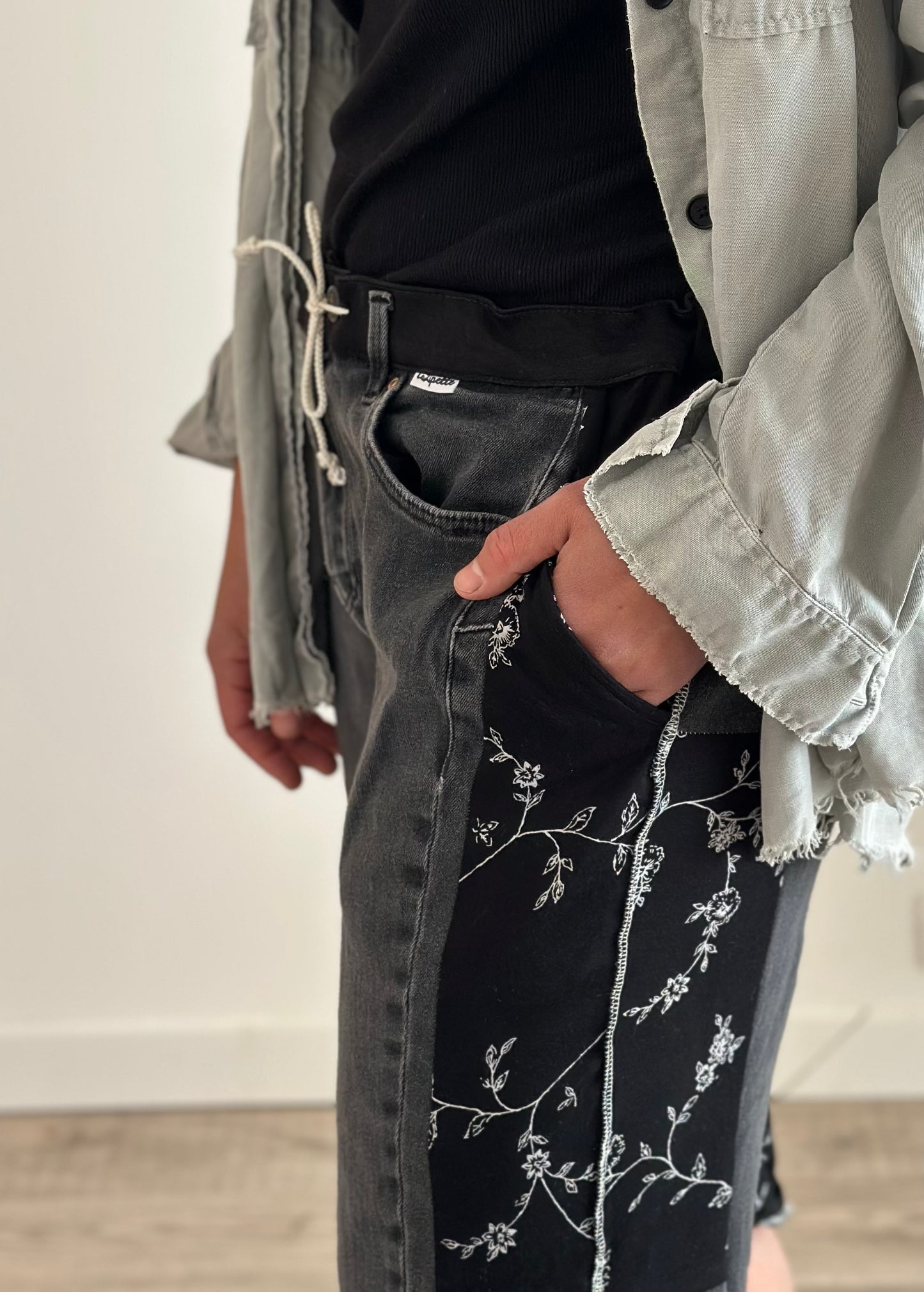 Bermuda upcyclé unisexe – pièce unique en jean et tissu élastique – taille unique S à XXL