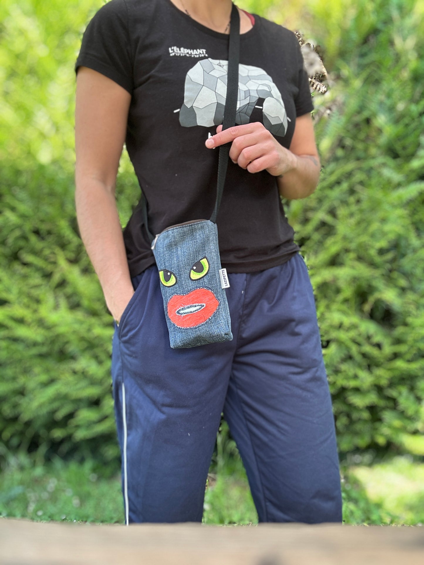 Sac à pof ou pochette « Eyes on me »