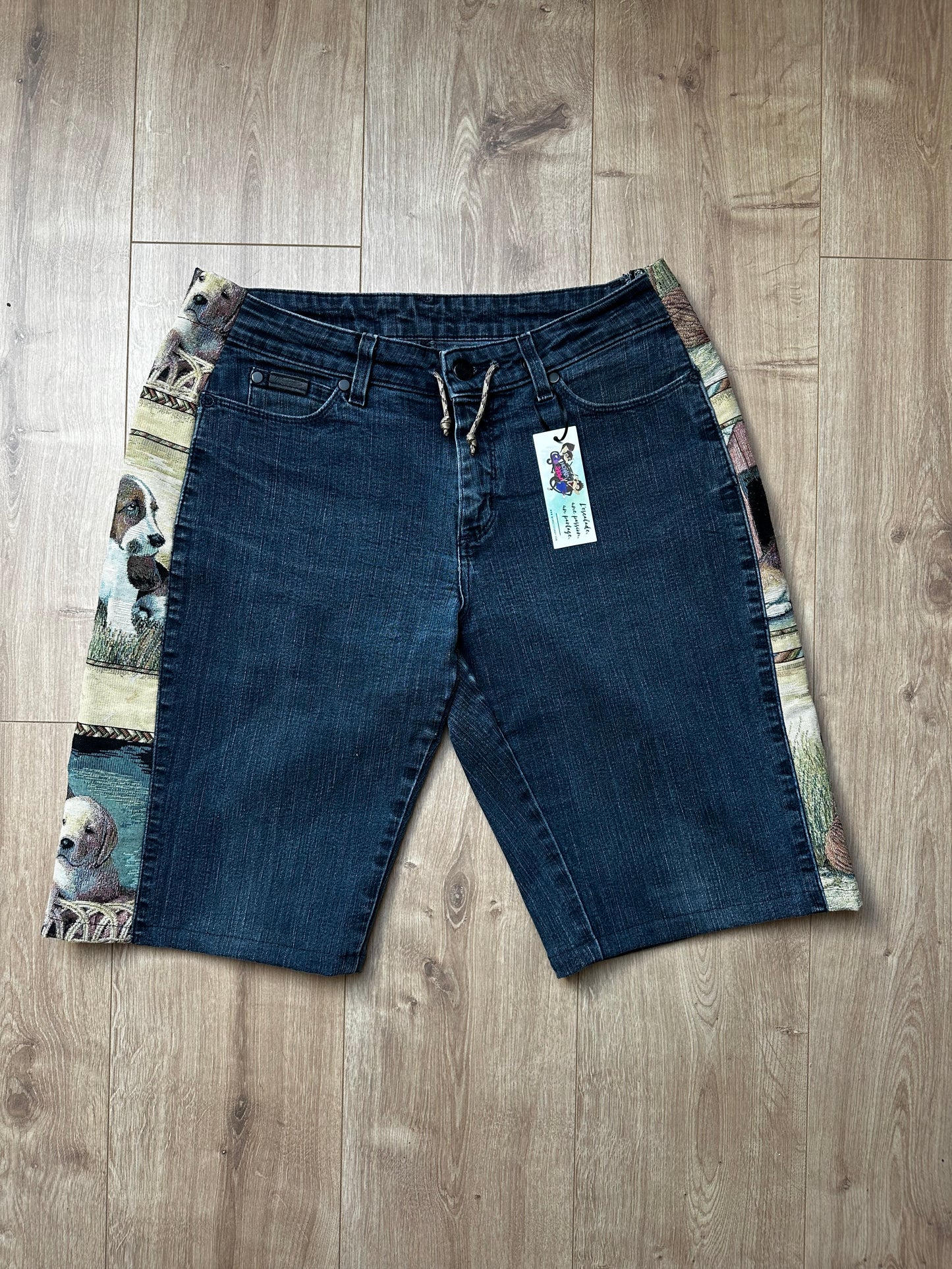 Bermuda jean upcyclé pièce unique – custom jacquard chiens vintage – taille 36/38/40