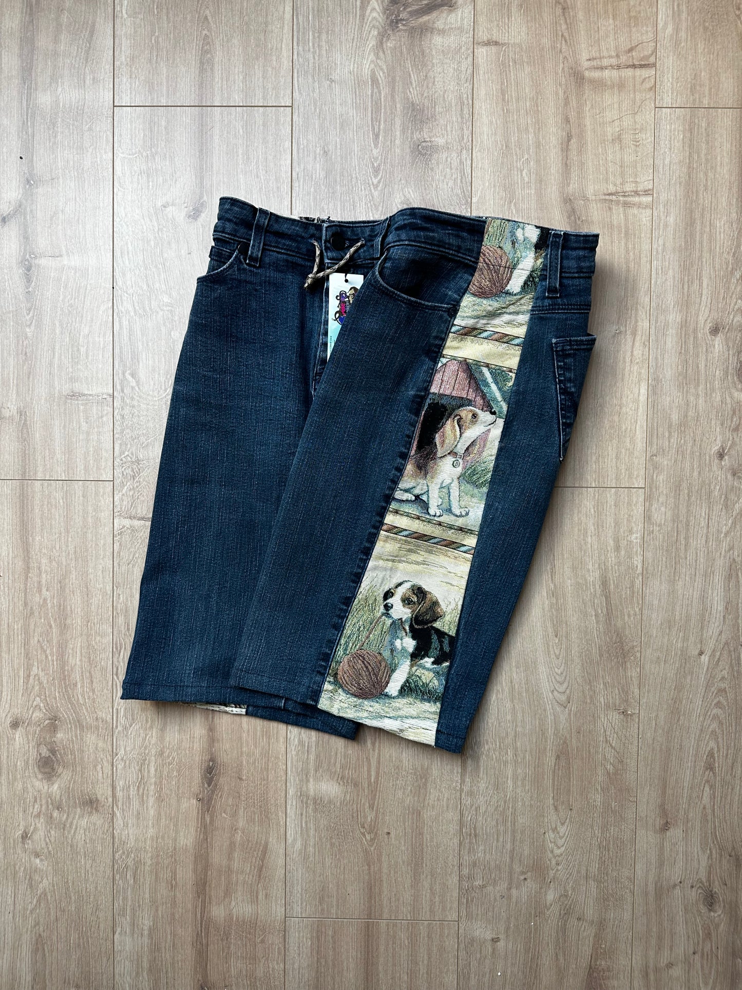 Bermuda jean upcyclé pièce unique – custom jacquard chiens vintage – taille 36/38/40