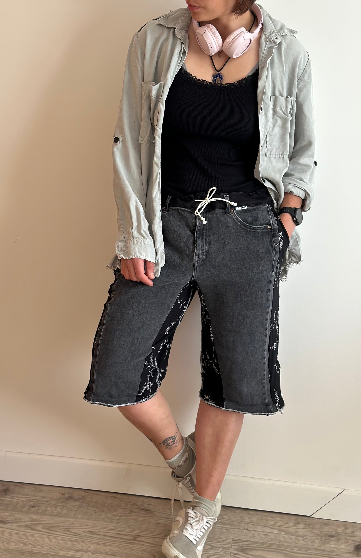 Bermuda upcyclé unisexe – pièce unique en jean et tissu élastique – taille unique S à XXL