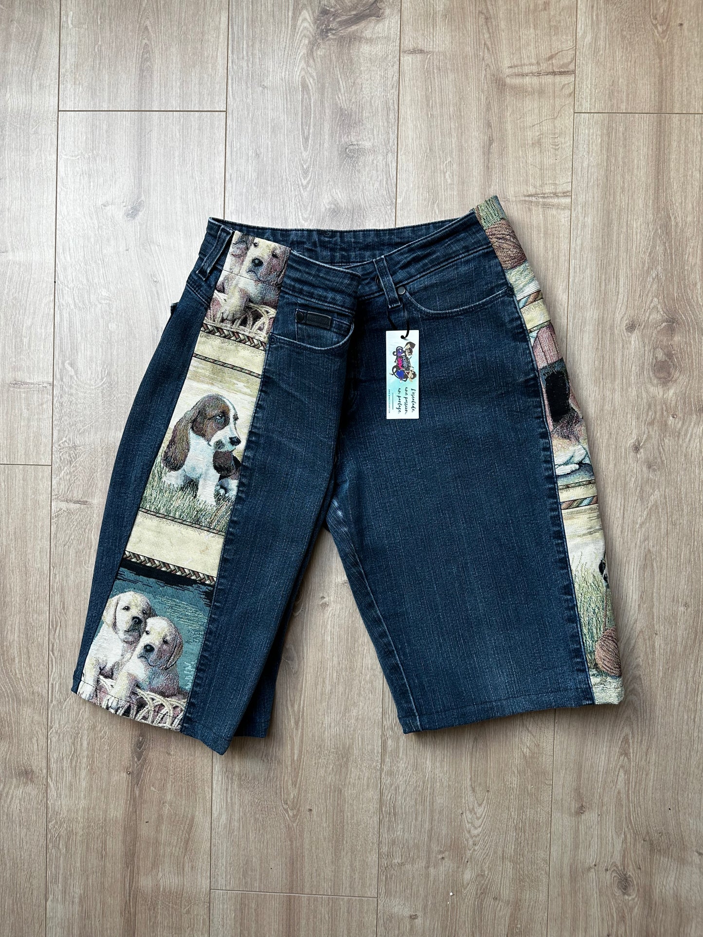 Bermuda jean upcyclé pièce unique – custom jacquard chiens vintage – taille 36/38/40