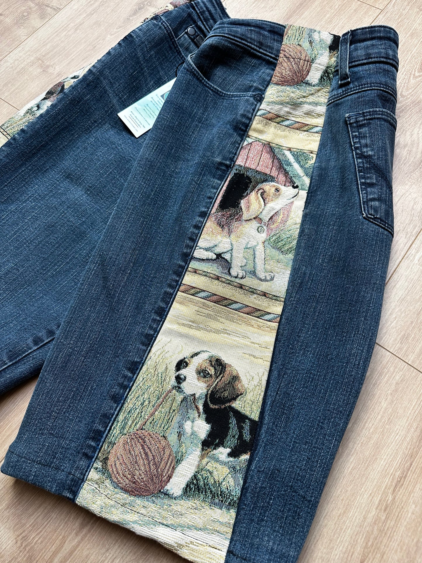 Bermuda jean upcyclé pièce unique – custom jacquard chiens vintage – taille 36/38/40