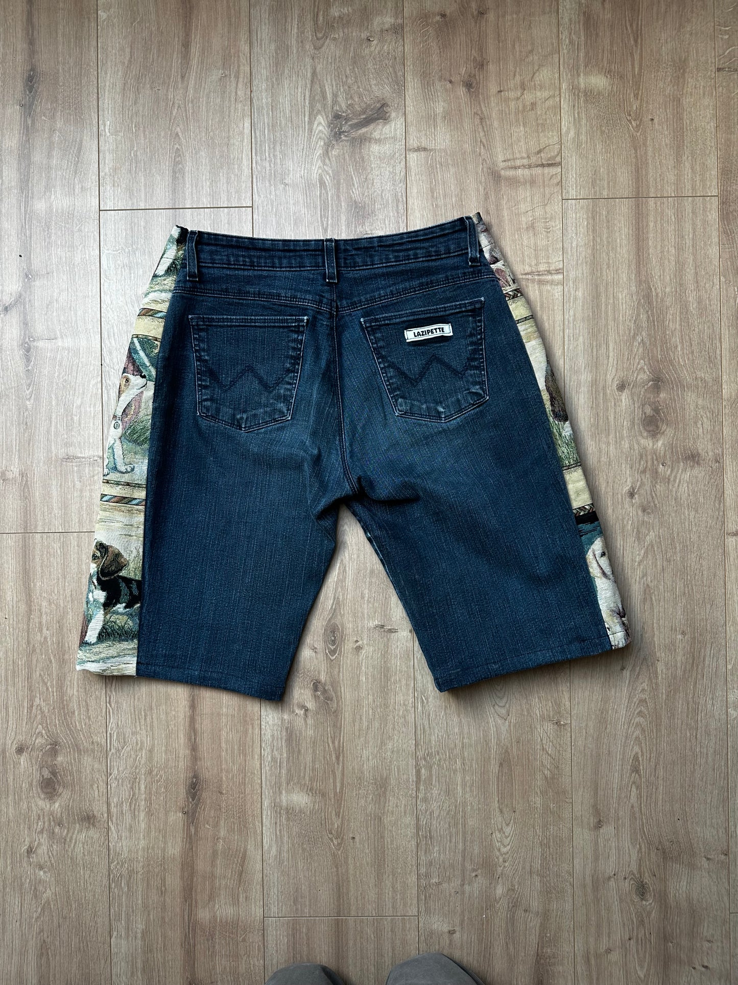 Bermuda jean upcyclé pièce unique – custom jacquard chiens vintage – taille 36/38/40